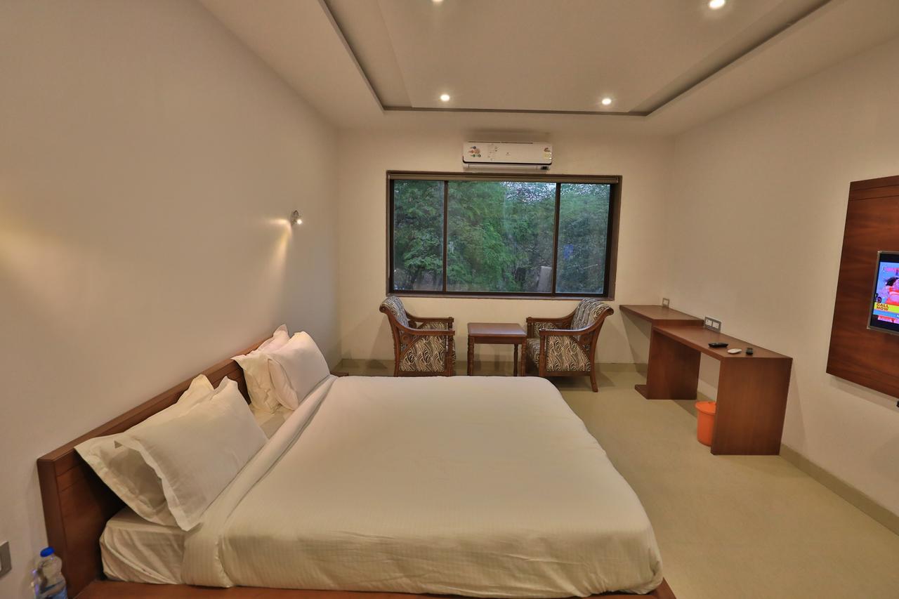 Hotel Tania Searock Daman Exterior photo