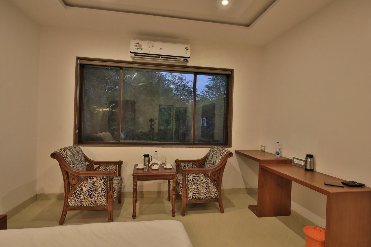 Hotel Tania Searock Daman Exterior photo
